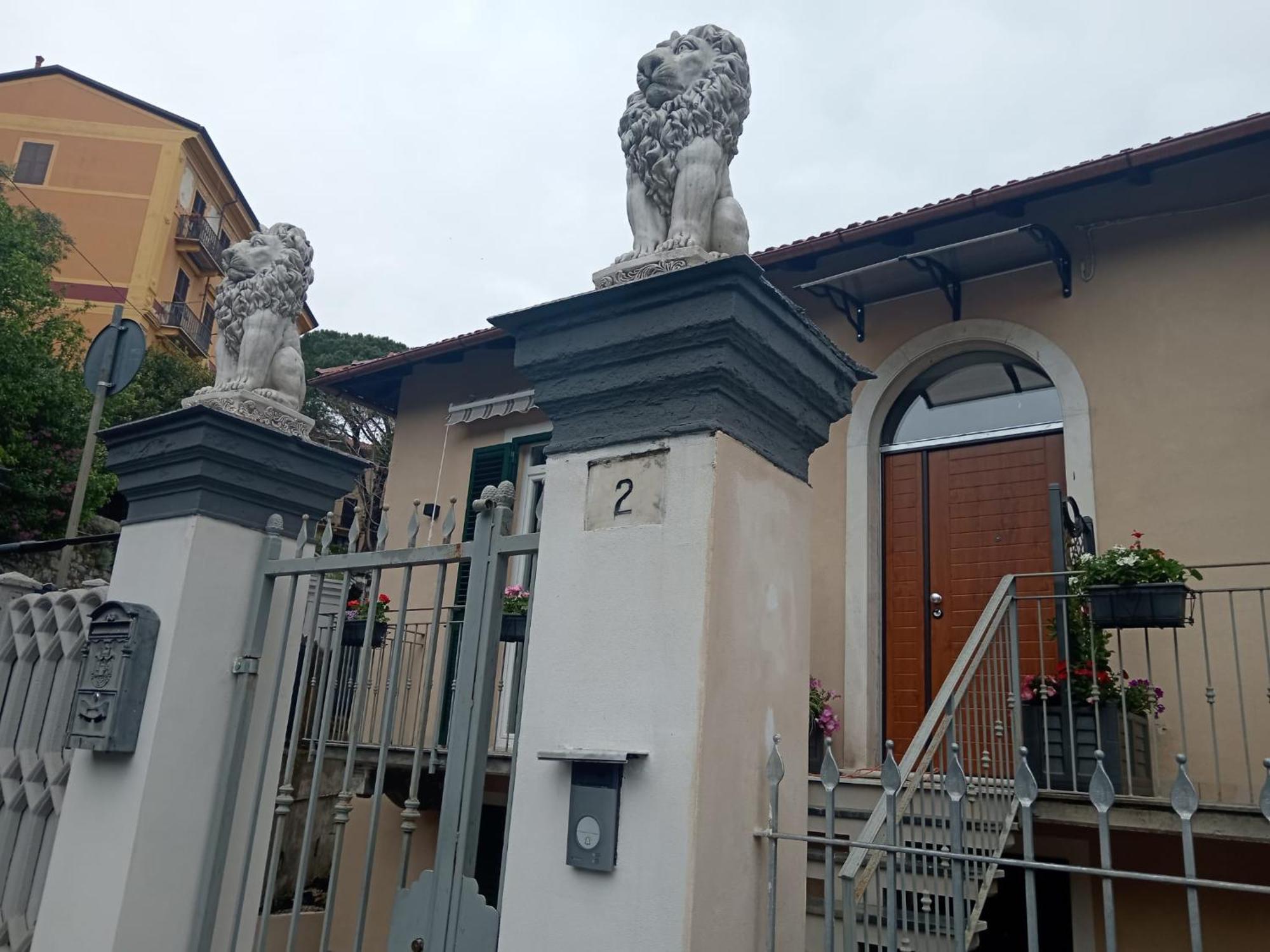 La Maison Du Lion La Spezia Bagian luar foto